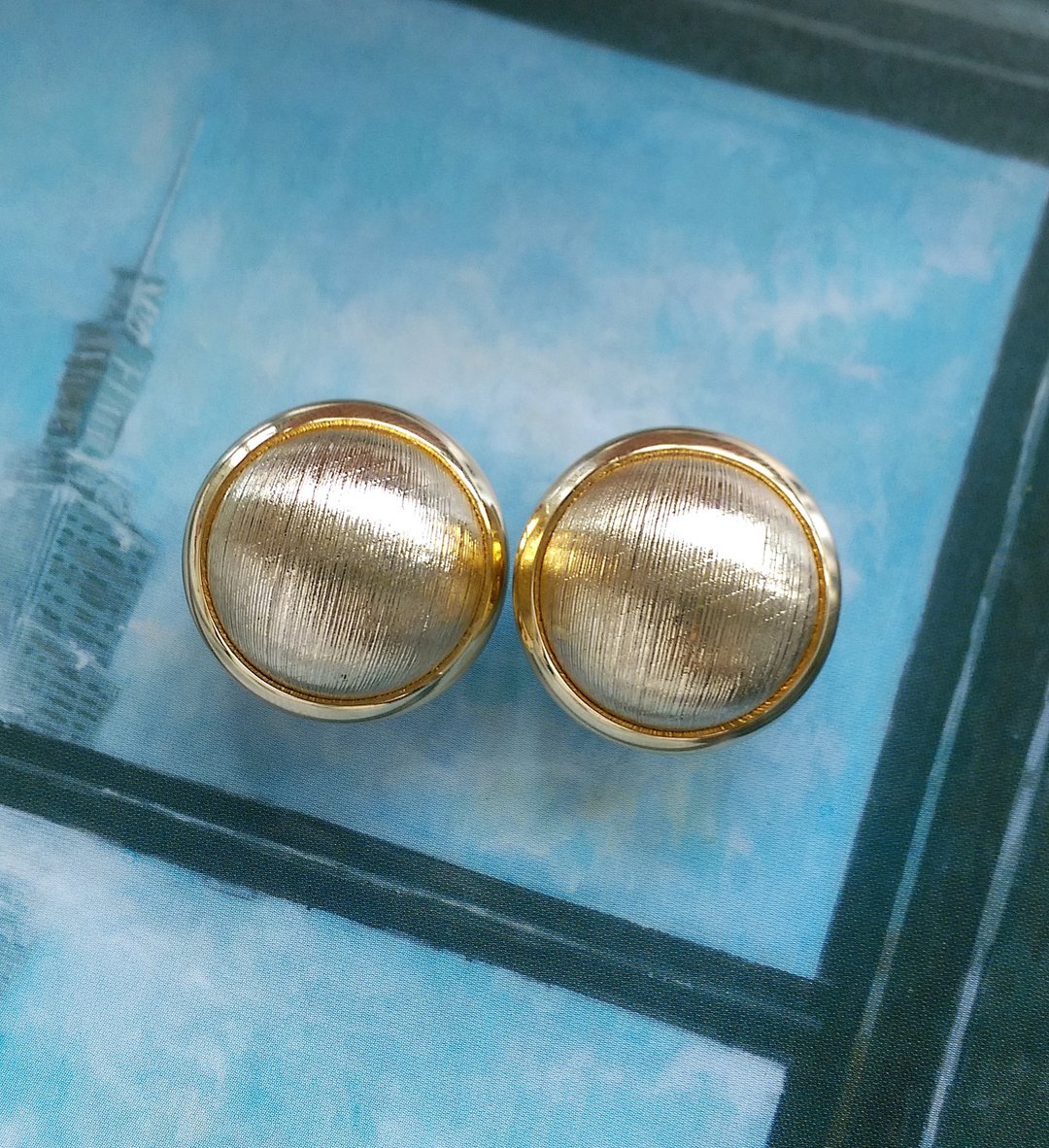 Vintage Jewelry 西洋古董饰品 金属刷纹 细致半圆 立体 夹式耳环 - 耳环/耳夹 - 其他金属 金色