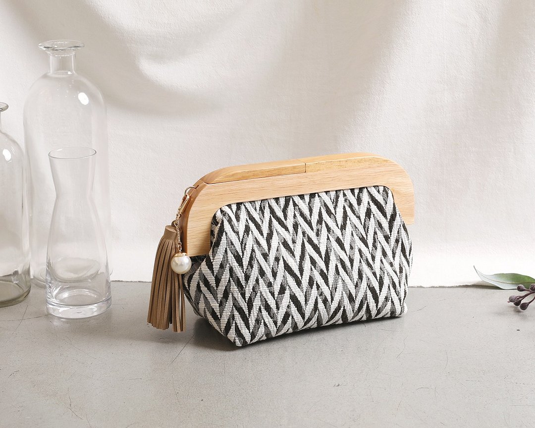 Lovely olive herring-bone wood frame clutch pouch - 侧背包/斜挎包 - 木头 卡其色