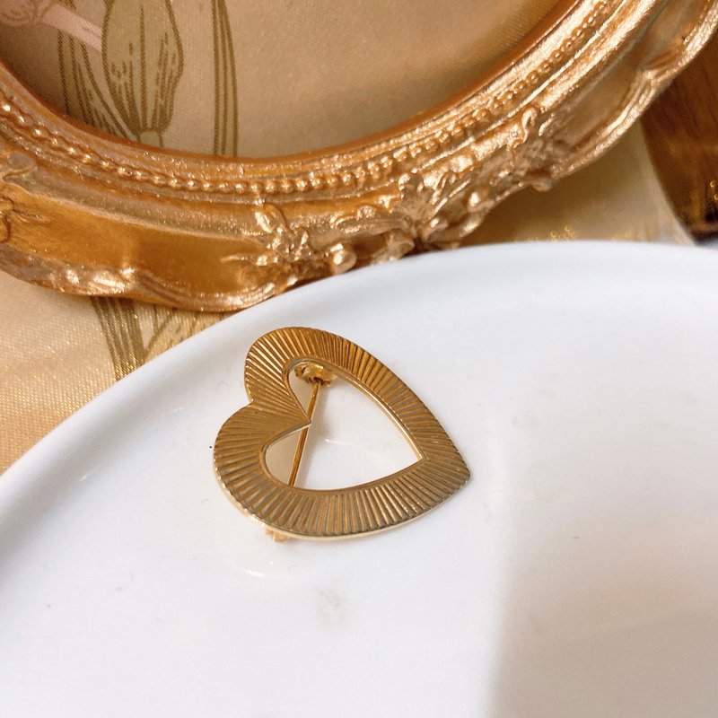 【西洋古董饰品】金色光泽感爱心 掐丝线条闪烁 精美 胸章胸针 - 胸针 - 贵金属 金色