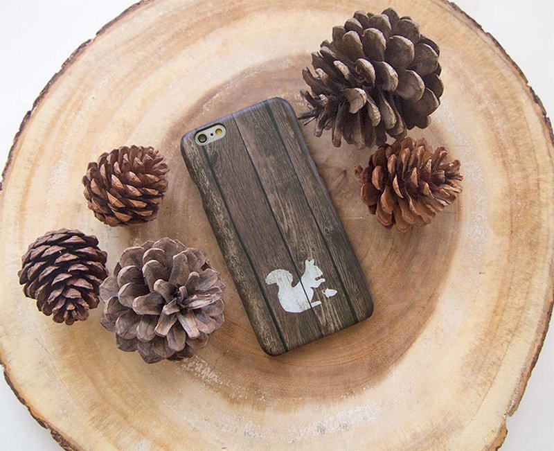 松鼠吃得嘴手湿答答::手机壳 - 手机壳/手机套 - 塑料 咖啡色