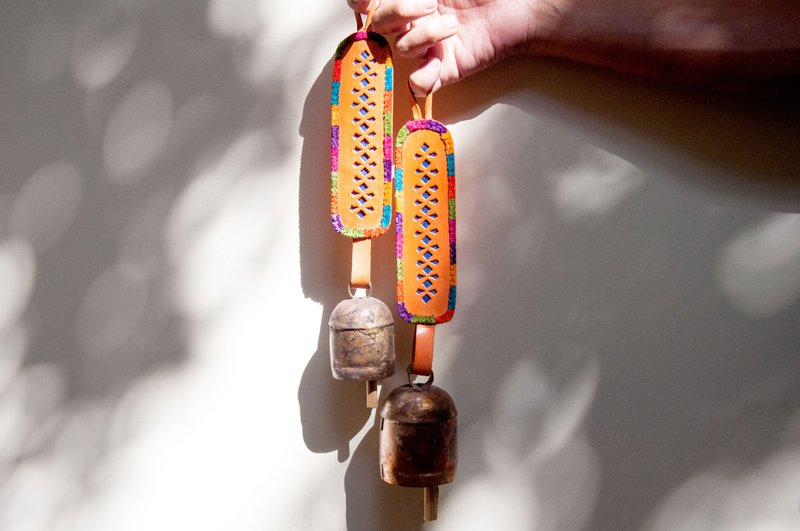 手工皮革彩绘牛铃 波西米亚风格牛铃 皮革牛铃-橘色皮革 彩色流苏 - 摆饰 - 真皮 橘色