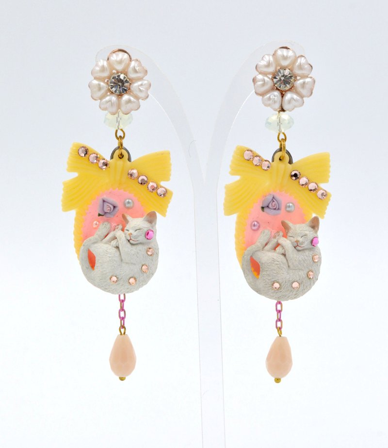 睡眠白猫咪蝴蝶结牌耳环 - 耳环/耳夹 - 塑料 黄色