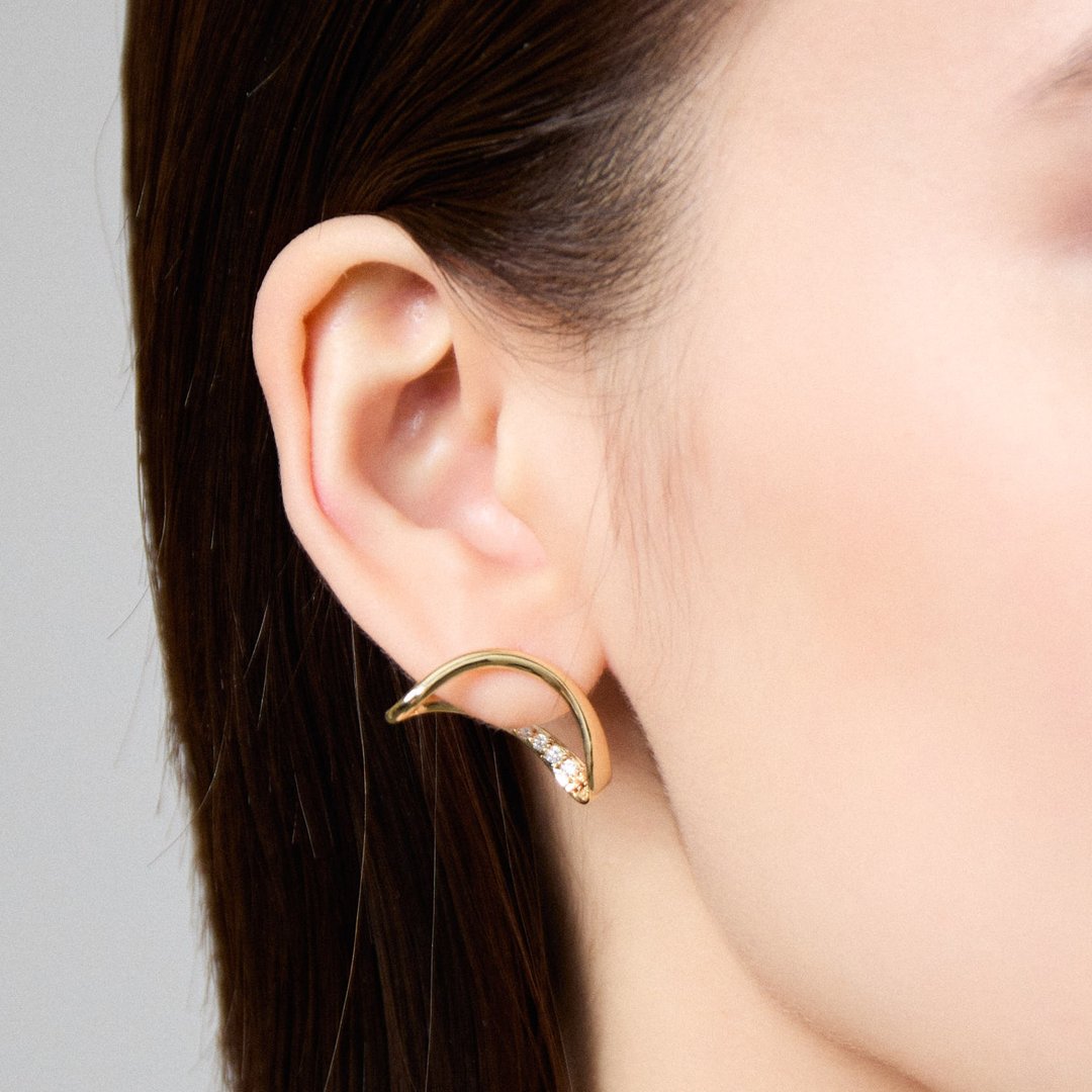 独特流线宝石耳环 925银厚镀18K金 Cherir Diamond Earring - 耳环/耳夹 - 纯银 金色