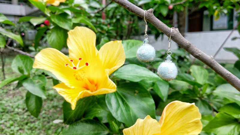 北极之泪 垂坠耳环 手作羊毛毡 天蓝施华洛世奇水晶  可改耳夹 - 耳环/耳夹 - 羊毛 蓝色