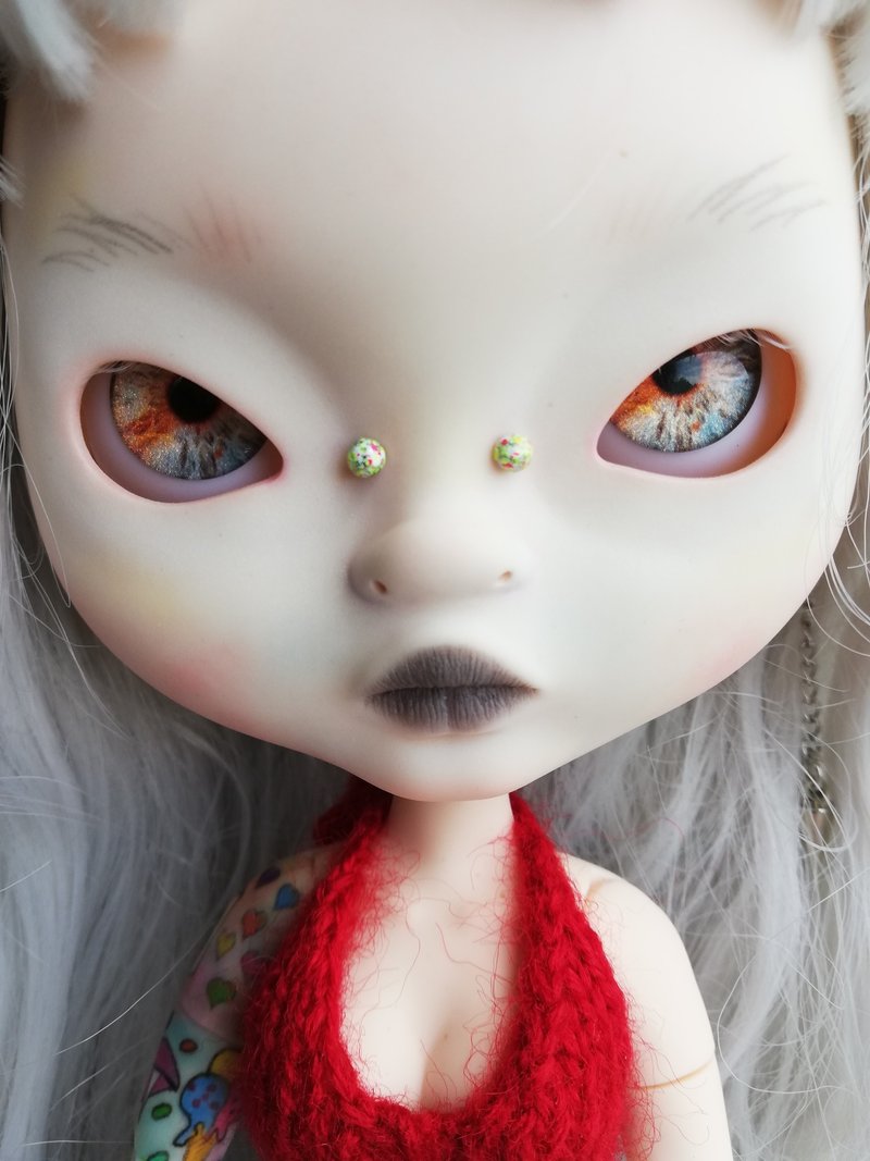 Blythe 亚洲订制娃娃，附刺青、脸部穿孔、灰发 OOAK 娃娃 - 玩偶/公仔 - 塑料 灰色