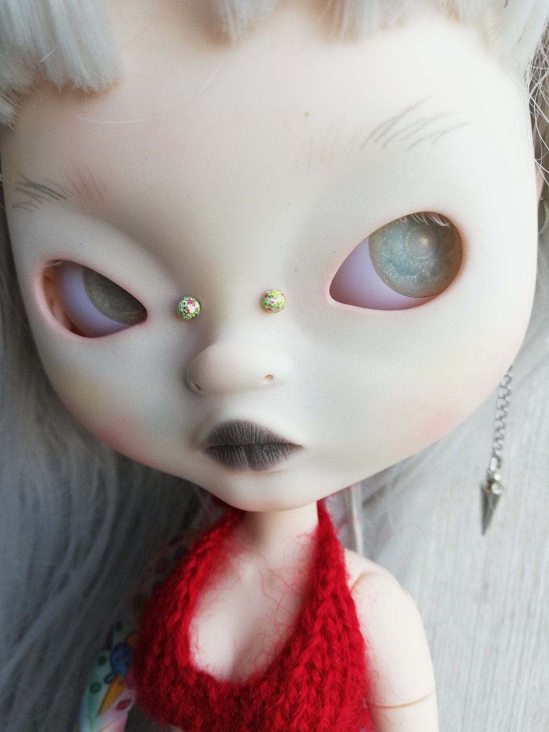 Blythe 亚洲订制娃娃，附刺青、脸部穿孔、灰发 OOAK 娃娃 - 玩偶/公仔 - 塑料 灰色