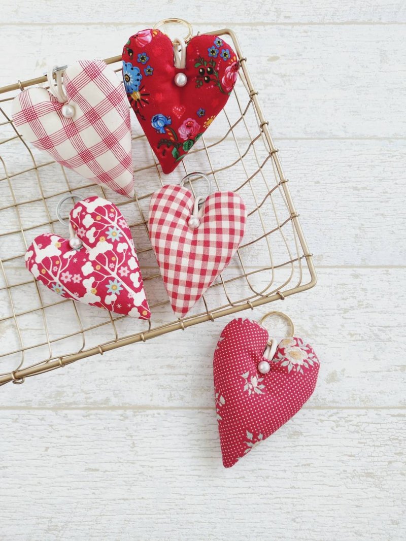 现货!【IFV/草本香气吊饰/钥匙圈】爱心款 玫瑰花 日本布 美国布 - 香薰/精油/线香 - 棉．麻 红色