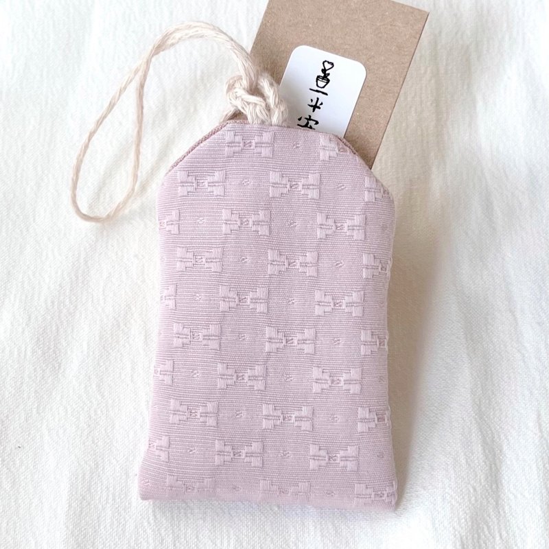 吊饰/粉红缇花布御守小袋 挂饰 日本布 蝴蝶结图案 可放幸运小物 - 吊饰 - 聚酯纤维 粉红色