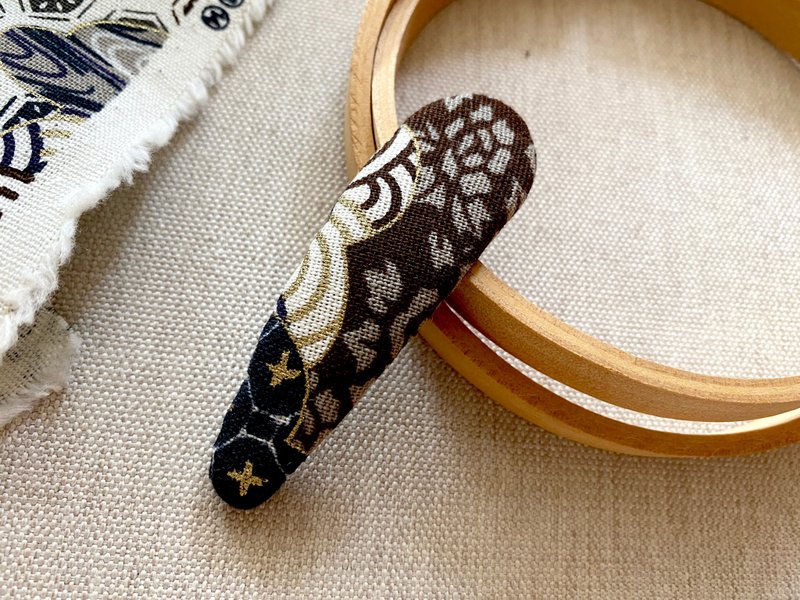 : 煎饼 : 花布发夹 BB夹 包布手工发饰 褐色 日系古着丨之地 - 发饰 - 棉．麻 咖啡色