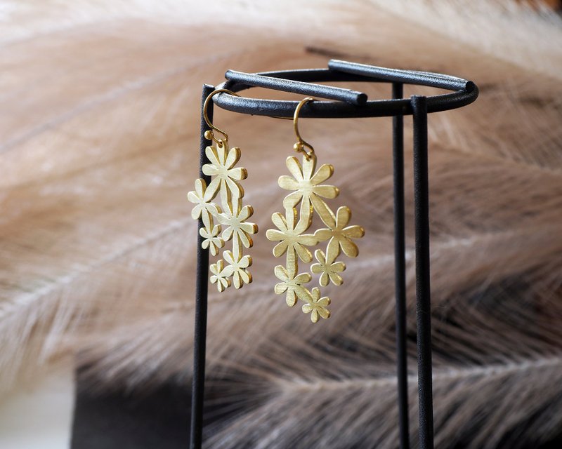 Floral bouquet earrings (Hand made) - 耳环/耳夹 - 铜/黄铜 金色