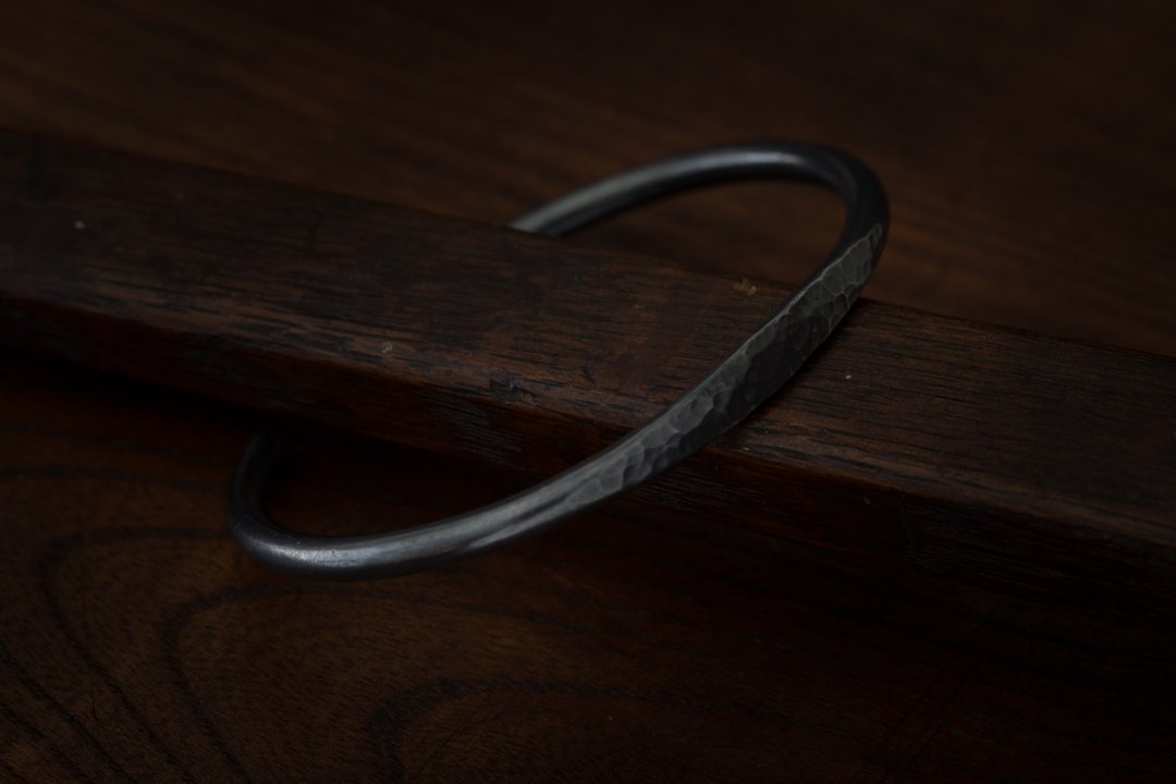 Black Flat Cuff Silver Bangle 手环 - 黑银 - 经典目眼 - 手链/手环 - 纯银 黑色