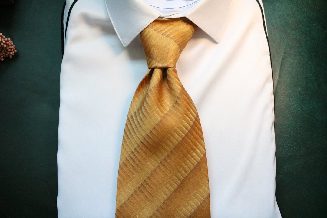 黄色细条纹绅士领带真丝休闲百搭necktie - 领带/领带夹 - 丝．绢 黄色