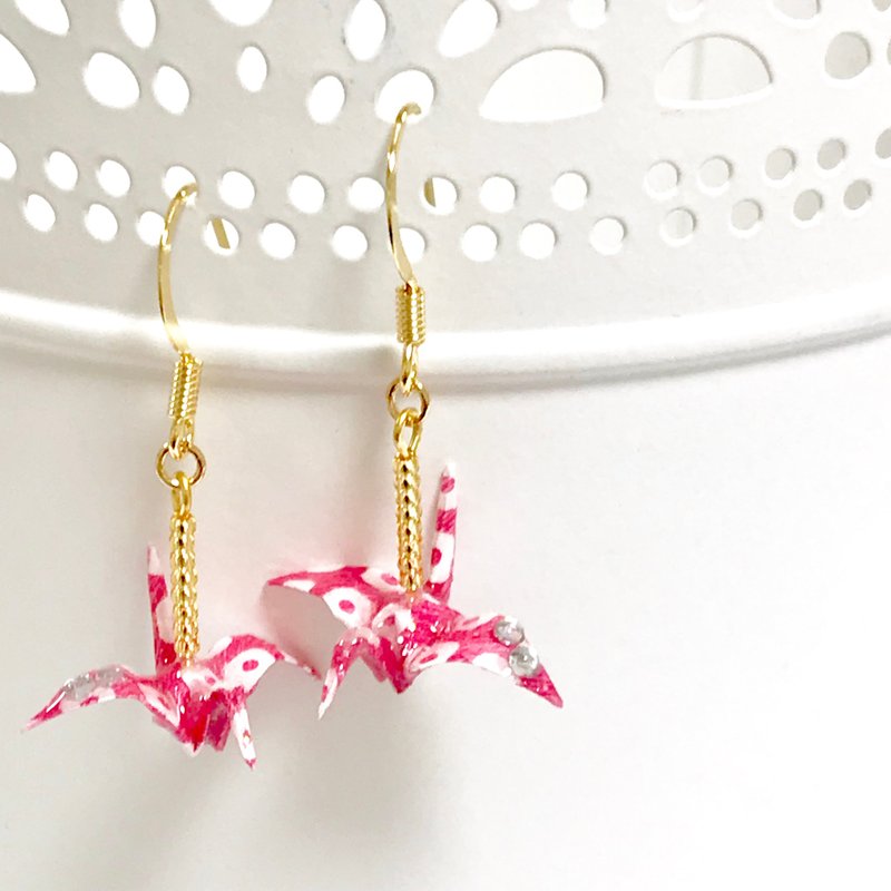 Japanese paper crane gold earring - 耳环/耳夹 - 纸 粉红色