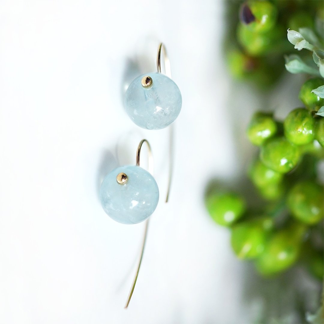 Round cut aquamarine simple single earring Liselotte - 耳环/耳夹 - 宝石 蓝色