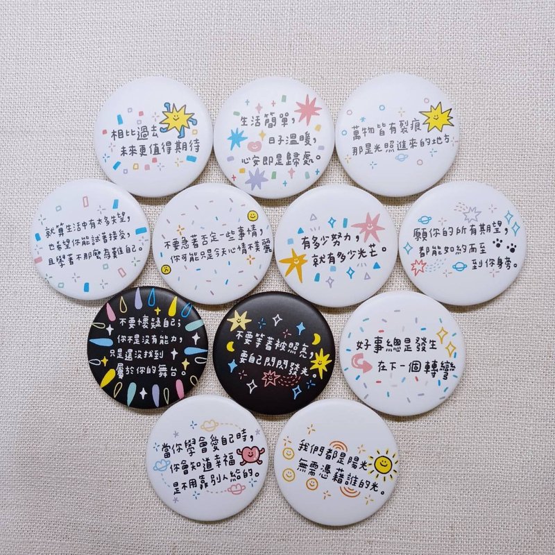 (2023/06/30添加款式) 花大鼻写写字 文字胸章 - 徽章/别针 - 塑料 