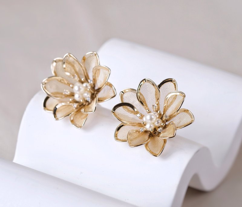 小春花 复古网丝珍珠花芯耳环 - 耳环/耳夹 - 其他材质 黄色