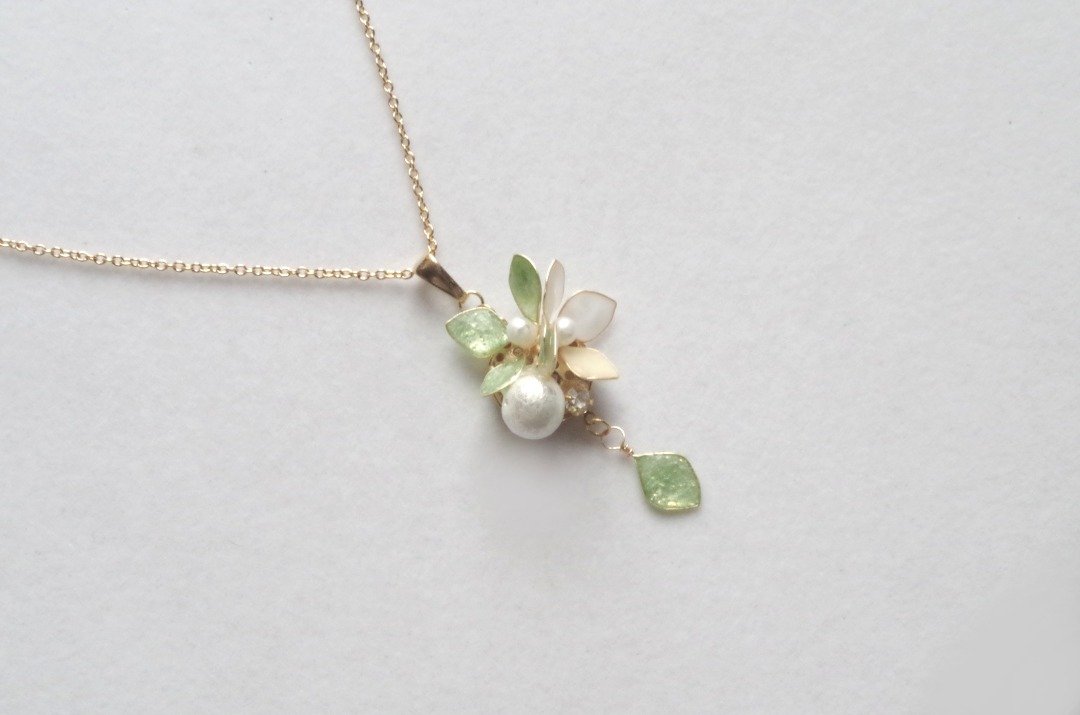 Manicure flower hydrangea and cotton pearl pendant Annabelle - 项链 - 其他材质 绿色
