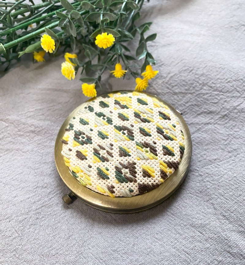 小巾绣镜盒 手镜 刺绣 段染 - 彩妆刷具/镜子/梳子 - 绣线 咖啡色