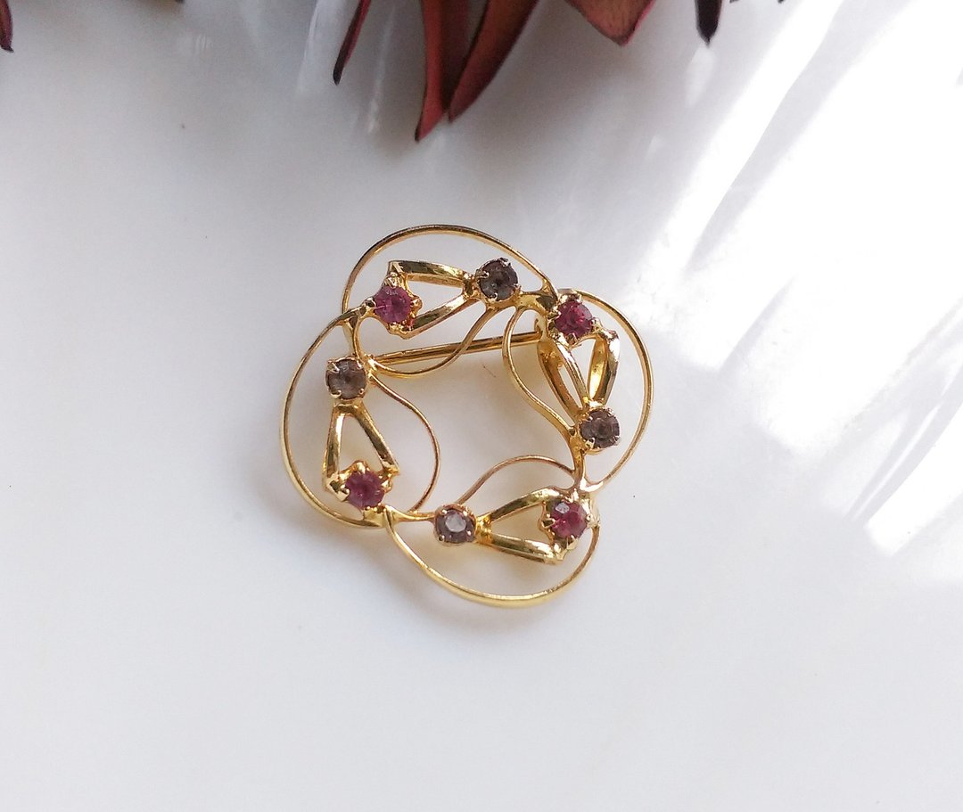 小巧 细致 篓空粉紫钻 小别针。西洋古董饰品 - 徽章/别针 - 其他金属 金色