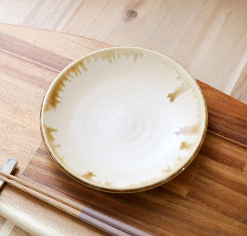 雾面釉与流淌饴色之中皿 - 盘子/餐盘/盘架 - 陶 卡其色