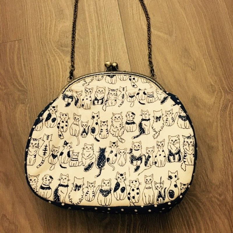 蓝猫咪手感口金链条包 - 侧背包/斜挎包 - 棉．麻 蓝色