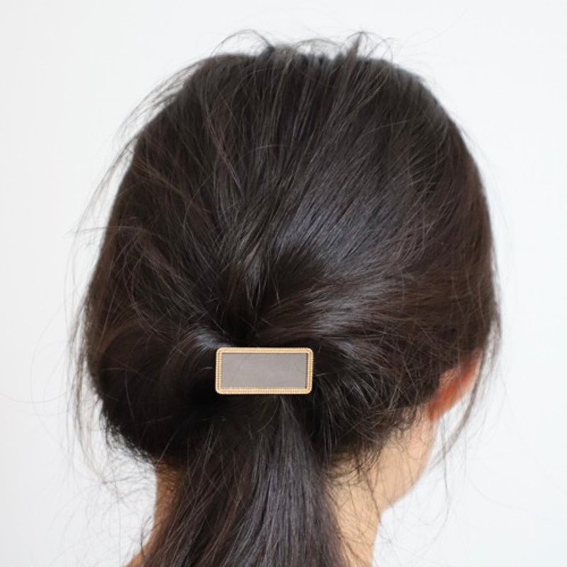 以“皮革宝石”Rugato皮革打造，
宛如画框般的矩形马尾针扣 - 发饰 - 真皮 灰色