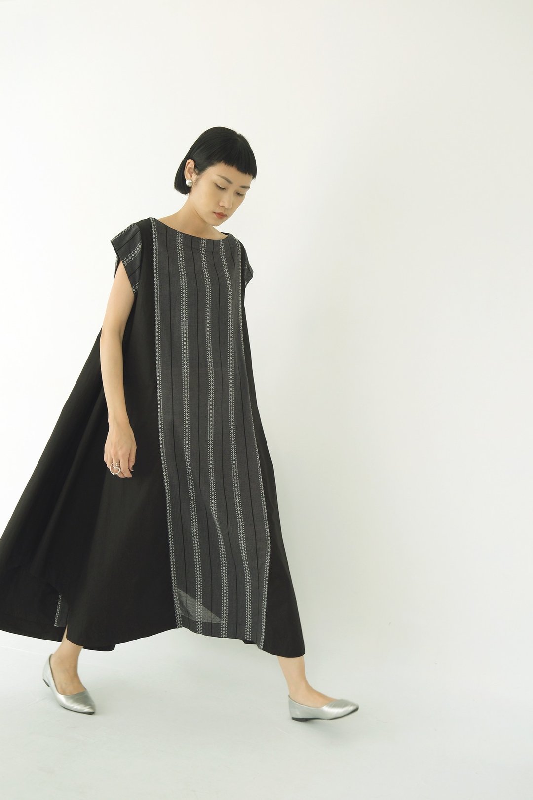 川 衣 WEAR BEING 刺绣拼接多角下摆洋装  黑/刺绣 - 洋装/连衣裙 - 棉 黑色