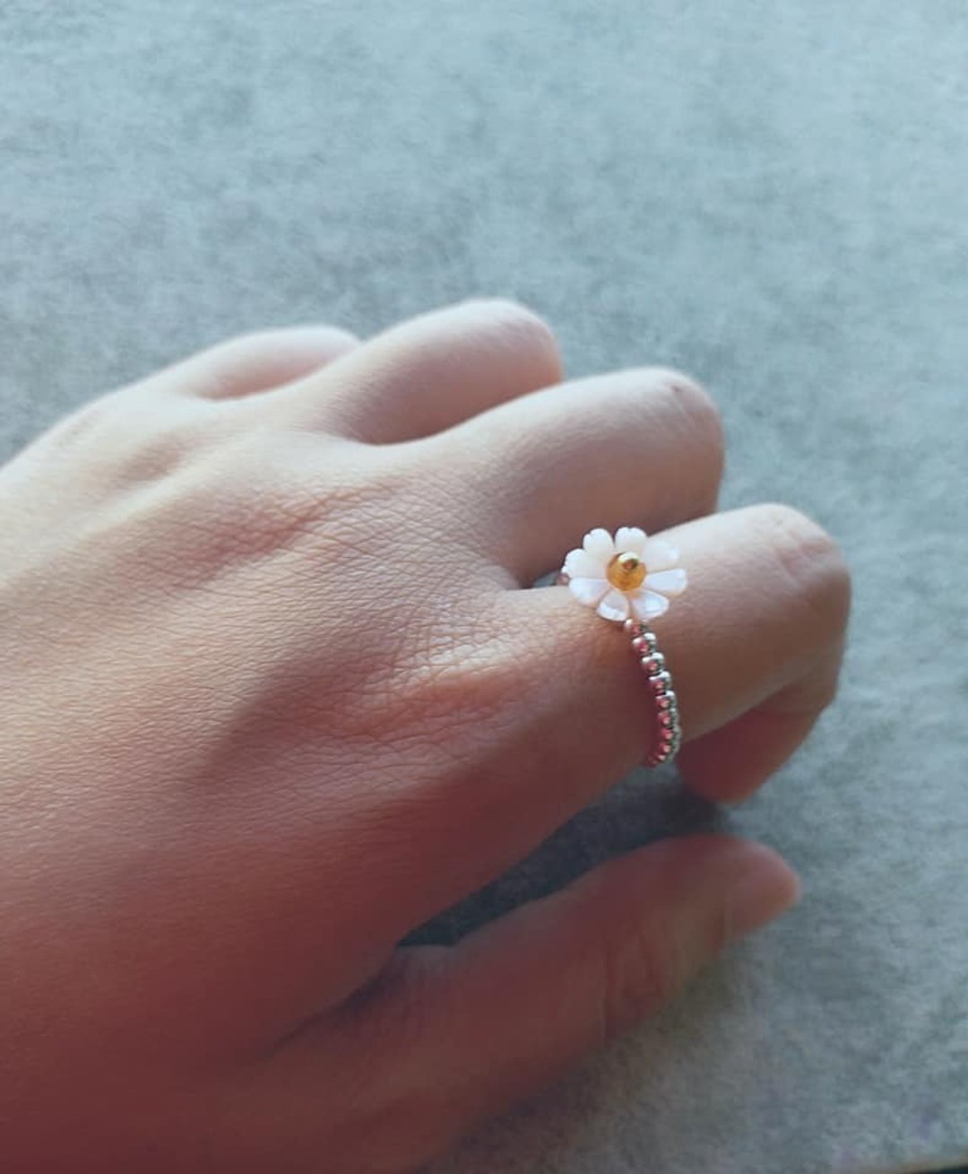 贝母花配小碧茜小珠， 925 纯银珠戒指 (有弹性） mother pearl flower ＆ small tourmaline 925 silver ring - 戒指 - 宝石 粉红色