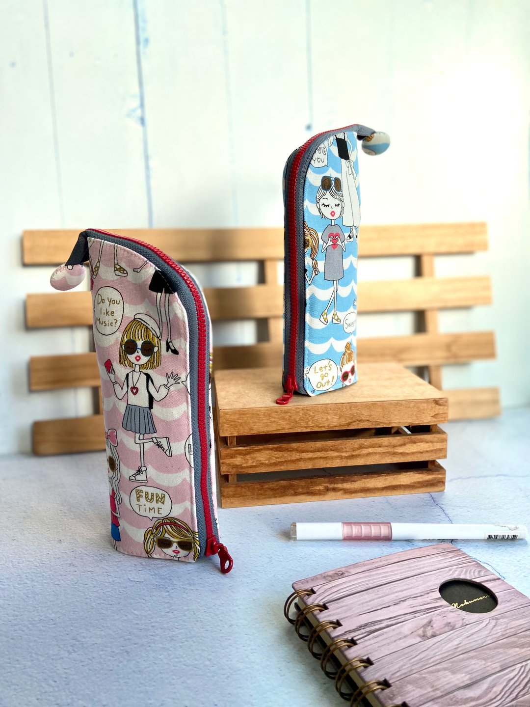摩登女孩直立式笔袋 化妆袋 收纳袋 日本棉布 毕业 交换 生日礼物 - 铅笔盒/笔袋 - 羊毛 