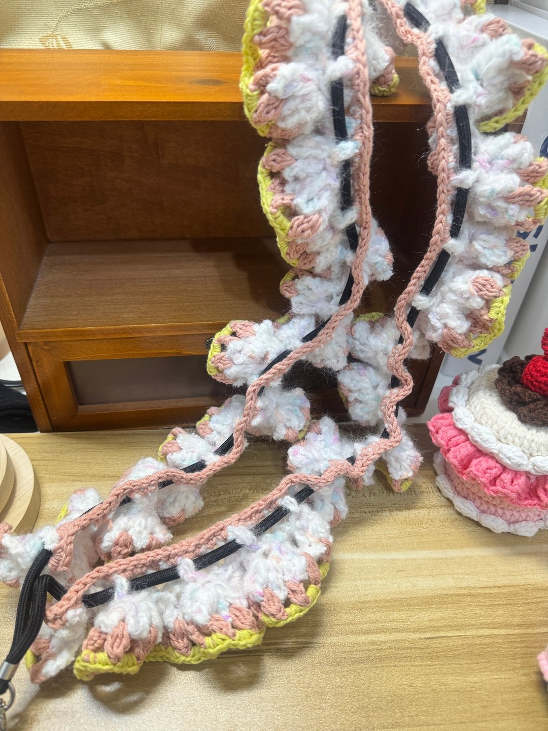 MUMU 草莓棉花糖 浪漫波浪裙摆手机背带 可自由调整长度 - 挂绳/吊绳 - 棉 白色