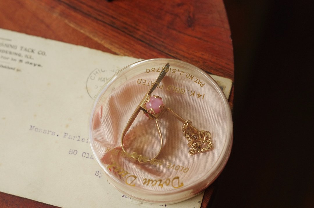 老杂货镀14K金 金色雕花手套夹 丝巾夹 吊坠 1950年 纽约 w101 - 摆饰 - 塑料 金色