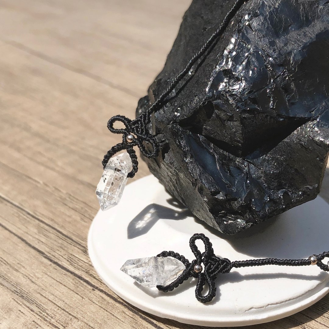 闪灵钻蝴蝶结耳饰 黑色 Tiny Bow Herkimer Diamond Earrings - 耳环/耳夹 - 水晶 黑色