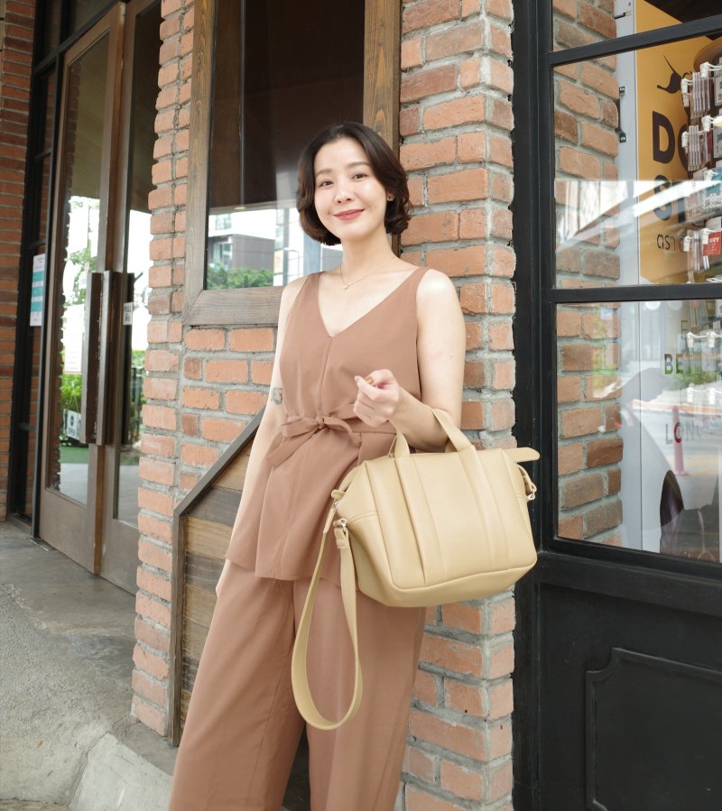 斜挎包 WHITEOAKFACTORY Cubie shoulder bag - Cream / Beige - 侧背包/斜挎包 - 人造皮革 卡其色