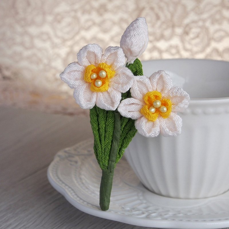 つまみ细工 水仙花 胸针 - 颈链 - 其他材质 白色