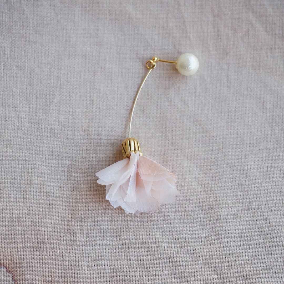 Sakura-dyed swaying earrings - 耳环/耳夹 - 丝．绢 粉红色