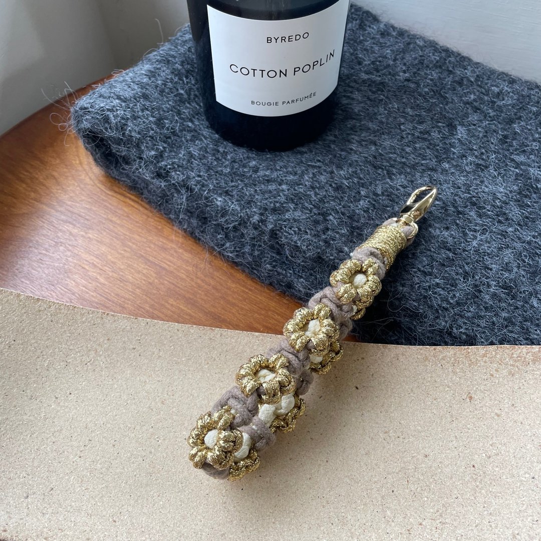 MUMU 手编金色财运到小花手机挂绳 附赠一片手机透明垫片 - 挂绳/吊绳 - 棉 