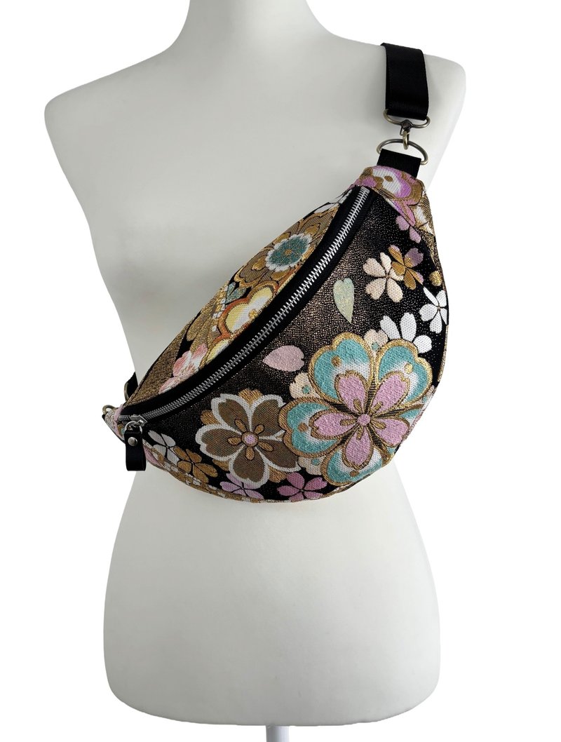 和服腰带改造 斜背包 漆黑底色上的华美樱花刺绣 孤品 - 其他 - 丝．绢 黑色