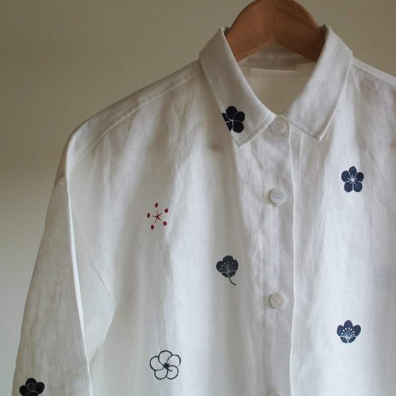 Linen shirt white plum family crest - 女装衬衫 - 棉．麻 白色