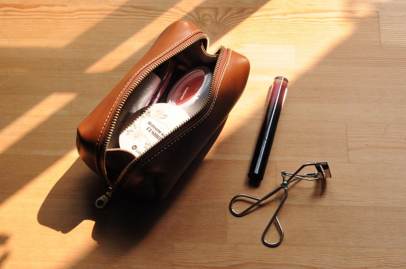 随身化妆包 | 手工皮件 | 定制化礼物 | 铬鞣革-拉链翻袋款化妆包 - 化妆包/杂物包 - 真皮 咖啡色