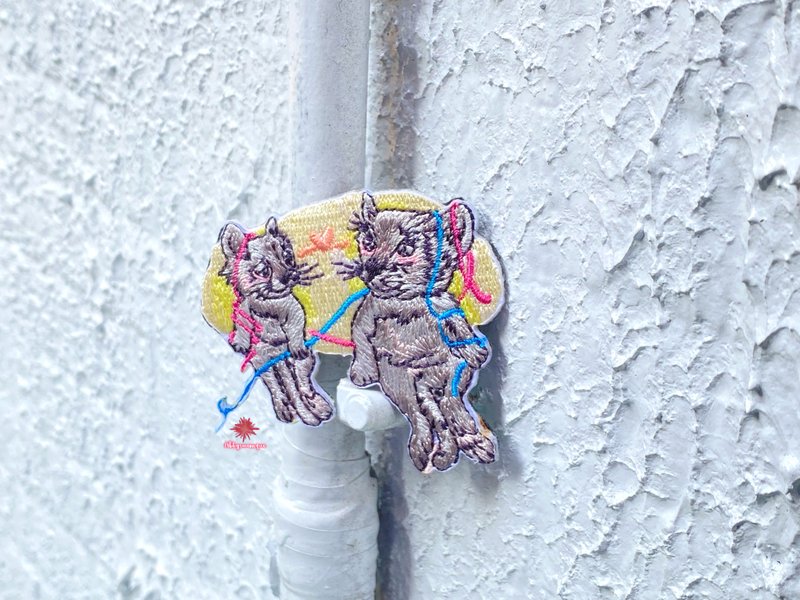 【礼物首选】狗虎双人 Compatie 刺绣别针 - 徽章/别针 - 棉．麻 多色