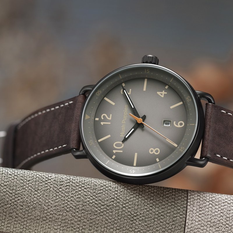 快速出货|| Hush Puppies  渐层休闲风日期真皮男表(HP3882)-棕色 - 男表/中性表 - 不锈钢 咖啡色