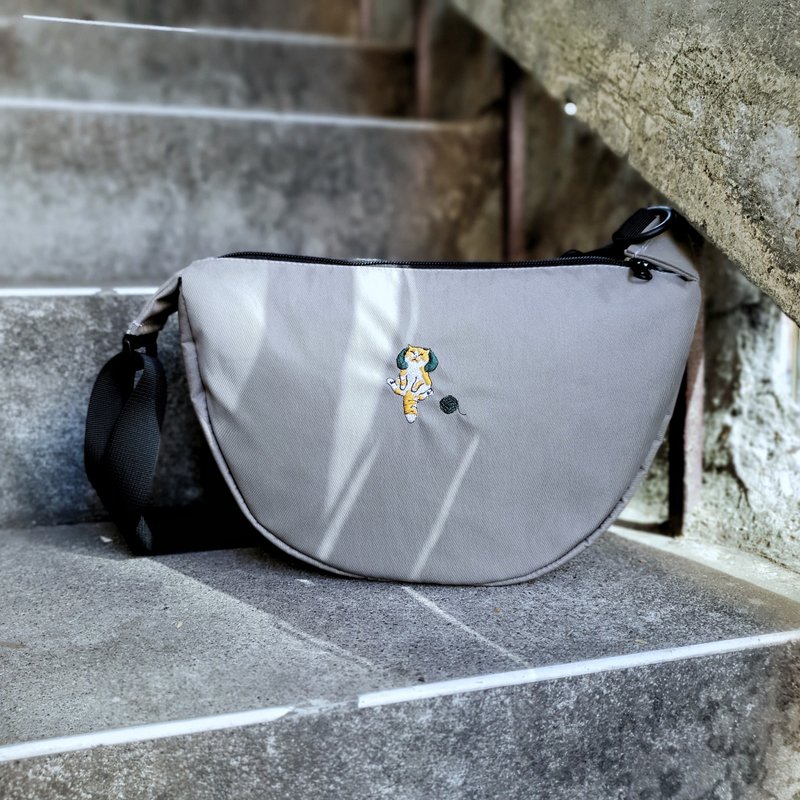 茑咪 原创刺绣设计马鞍包 斜背包 半月包/ 毛线花猫 灰色 - 侧背包/斜挎包 - 尼龙 灰色