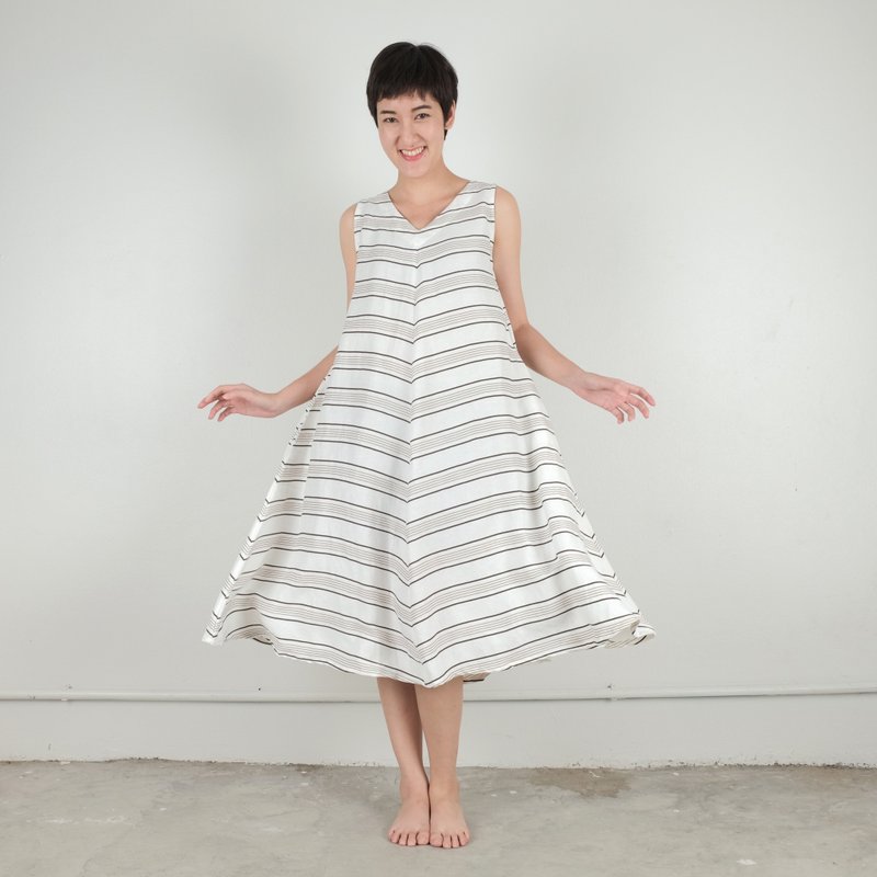 A-dress Linen Fabric (White Striped) - 洋装/连衣裙 - 棉．麻 咖啡色