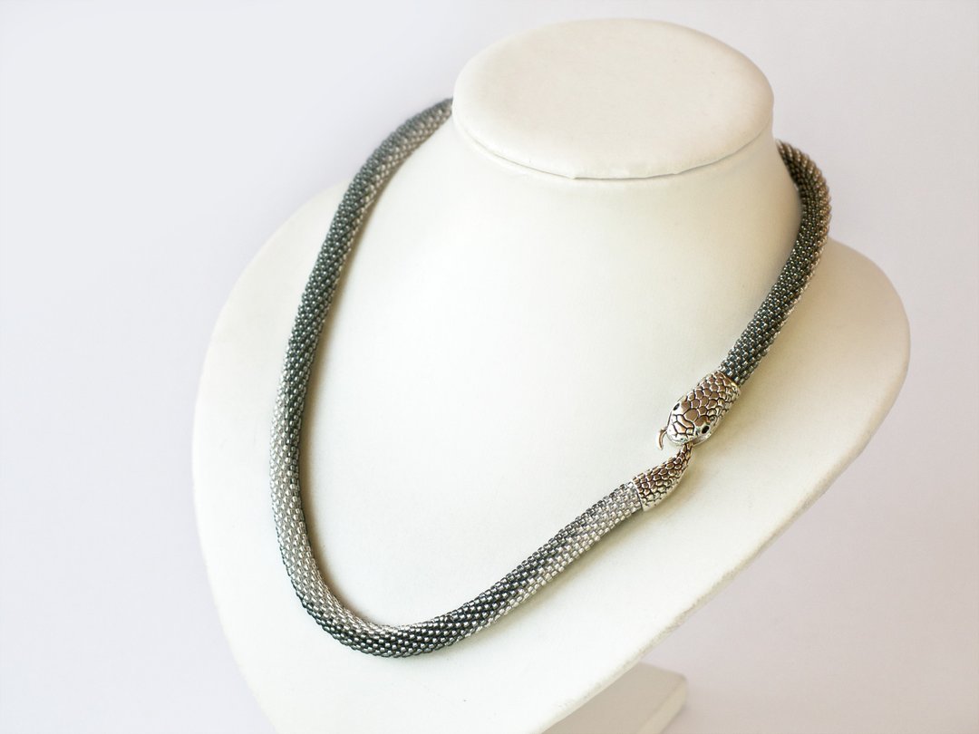 Silver snake necklace, Beaded choker, Ouroboros necklace, Seed bead necklace - 项链 - 玻璃 银色