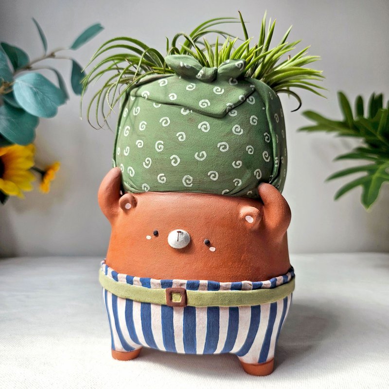 Handmade bear planter: holding package. Terracotta plant pot - 花瓶/陶器 - 陶 