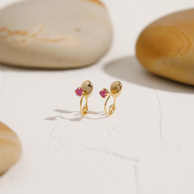 birthstone ─七月 红宝石 mini 舒适圈式耳环 诞生石 - 耳环/耳夹 - 宝石 金色