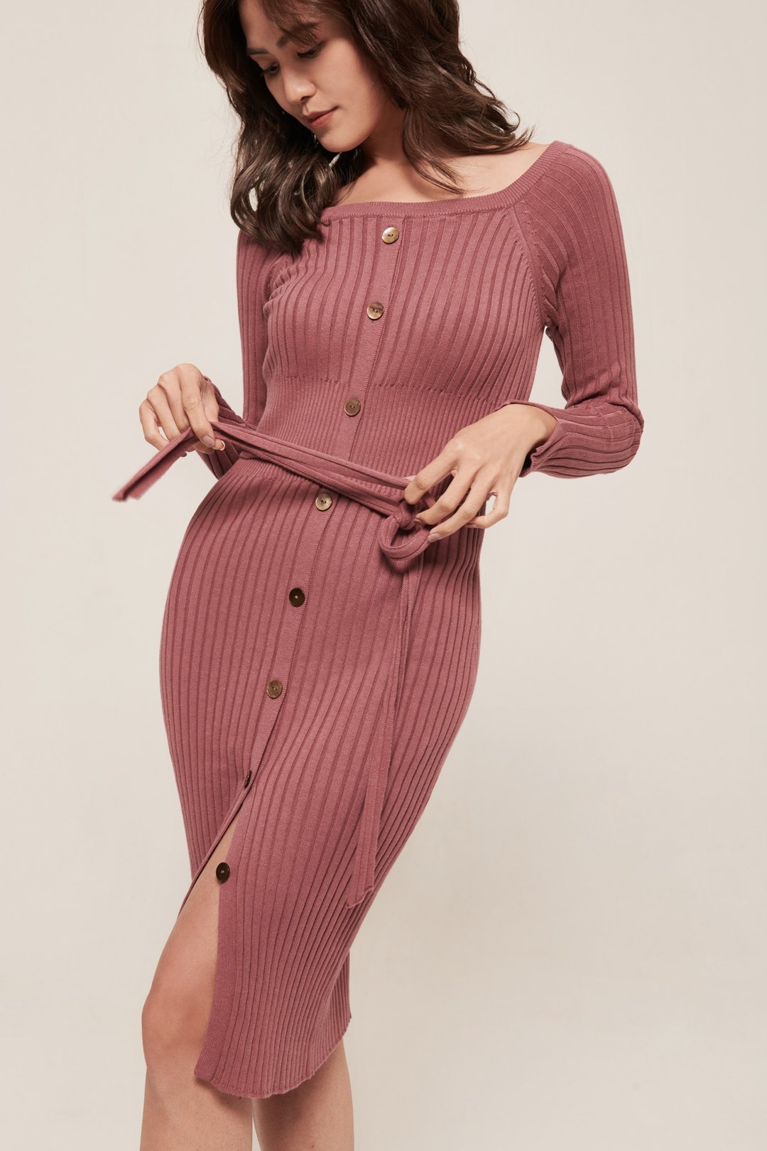 Sylvie Dress 柔软一字领坑条针织珍珠贝壳扣长洋装 玫瑰色 - 洋装/连衣裙 - 棉 粉红色