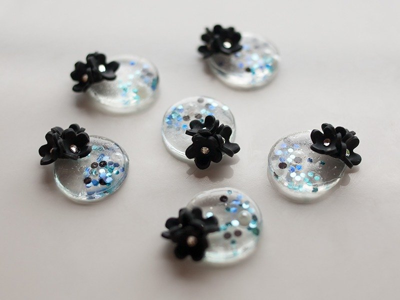 Waterfront flower earrings / earrings (black) - 耳环/耳夹 - 塑料 黑色