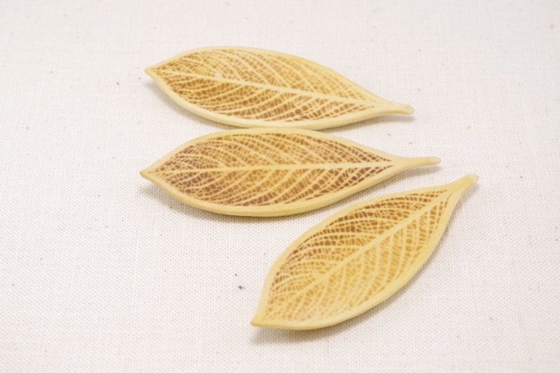 LBR-6 Wood Carving Leaf Brooch [Bass wood (oil finished) ] - 胸针 - 木头 卡其色