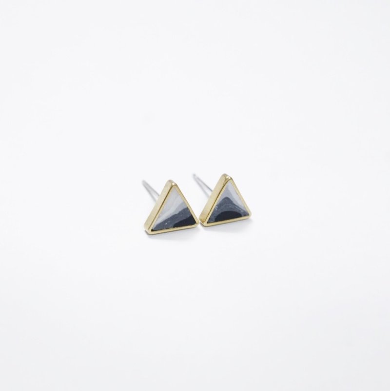 [The Shadow Collection] 几何三角形黄铜软陶黑白渐变色耳钉 Geometric Black and White Ombre Gradient Stud Earrings - 耳环/耳夹 - 粘土 